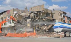 Afşin'de hasarlı binalar kontrollü yıkılıyor