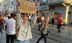 Taksim'de 'koca arıyorum'  pankartı ile dolaştı