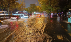 Ankara'da sağanak yağış nedeniyle cadde ve sokaklar göle döndü