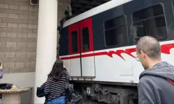 İzmir'de seyir halindeki metro raydan çıktı