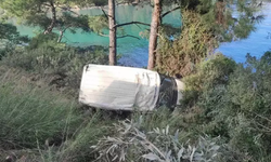 Muğla'da kaza: Minibüs denize düşmekten son anda kurtuldu
