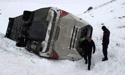 Cenazeden dönenleri taşıyan otobüs devrildi!