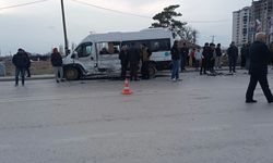 Öğrenci servisi ile kamyonet çarpıştı: 11 yaralı