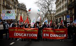 Paris'te öğretmenler çalışma şartlarının zorluğu sebebiyle sokağa çıktı!