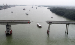 Çin'de konteyner gemisinin çarptığı köprü çöktü: Ölenler var