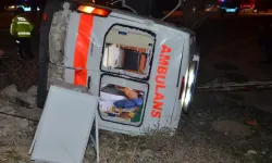 Otomobille çarpışan ambulans devrildi: 5 yaralı