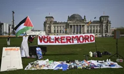 Almanya UAD'de yargılanıyor: Meclis önünde Filistin'e destek gösterisi yapıldı
