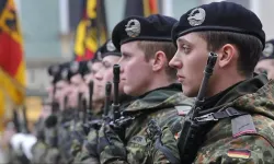Almanya'da asker paniği: Reşit olmadan silah altına alındılar