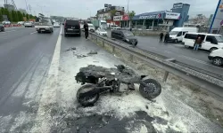 Bahçelievler'de kaza: 2 motosikletten biri yandı