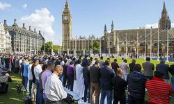 İngiltere'deki Müslümanlardan Hükümete protesto!