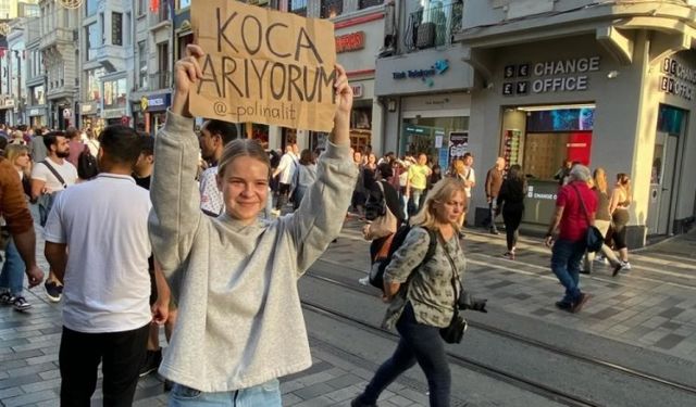 Taksim'de 'koca arıyorum'  pankartı ile dolaştı